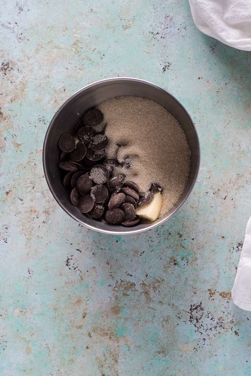 巧克力,糖和搅拌碗里的黄油
