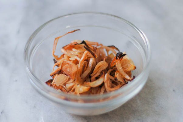 烤花椰菜汤用香醋上釉的青葱。无麸质,素食。从花到茎|因为美味www.andrewtoms.com