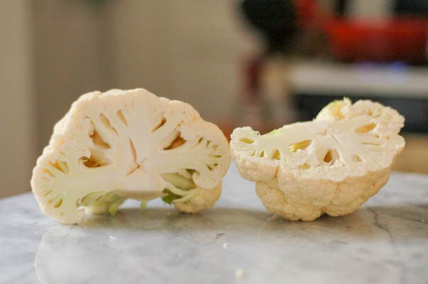 烤花椰菜汤用香醋上釉的青葱。无麸质,素食。从花到茎|因为美味www.andrewtoms.com