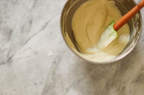Cocoa nib semifreddo。一种简单而优雅的3种成分冷冻甜点,就像冰淇淋,但更平滑和更轻。这么好。就像一个成年人的寒冷。从盛开到茎|因为美味|www.andrewtoms.com.