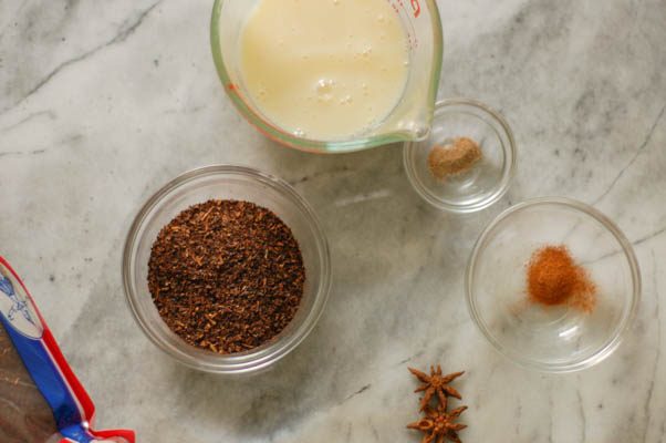 泰国冰茶冰棒。奶油红茶冰,带一丝香草和香料。从花到茎|因为美味www.andrewtoms.com无麸质素食