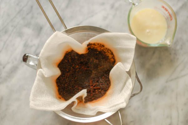 泰国冰茶冰棒。奶油红茶冰,带一丝香草和香料。从花到茎|因为美味www.andrewtoms.com无麸质素食