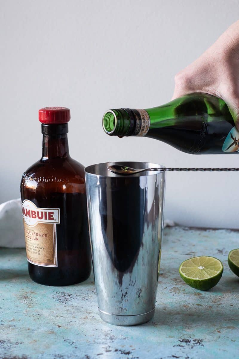 把Fernet倒入汤匙里