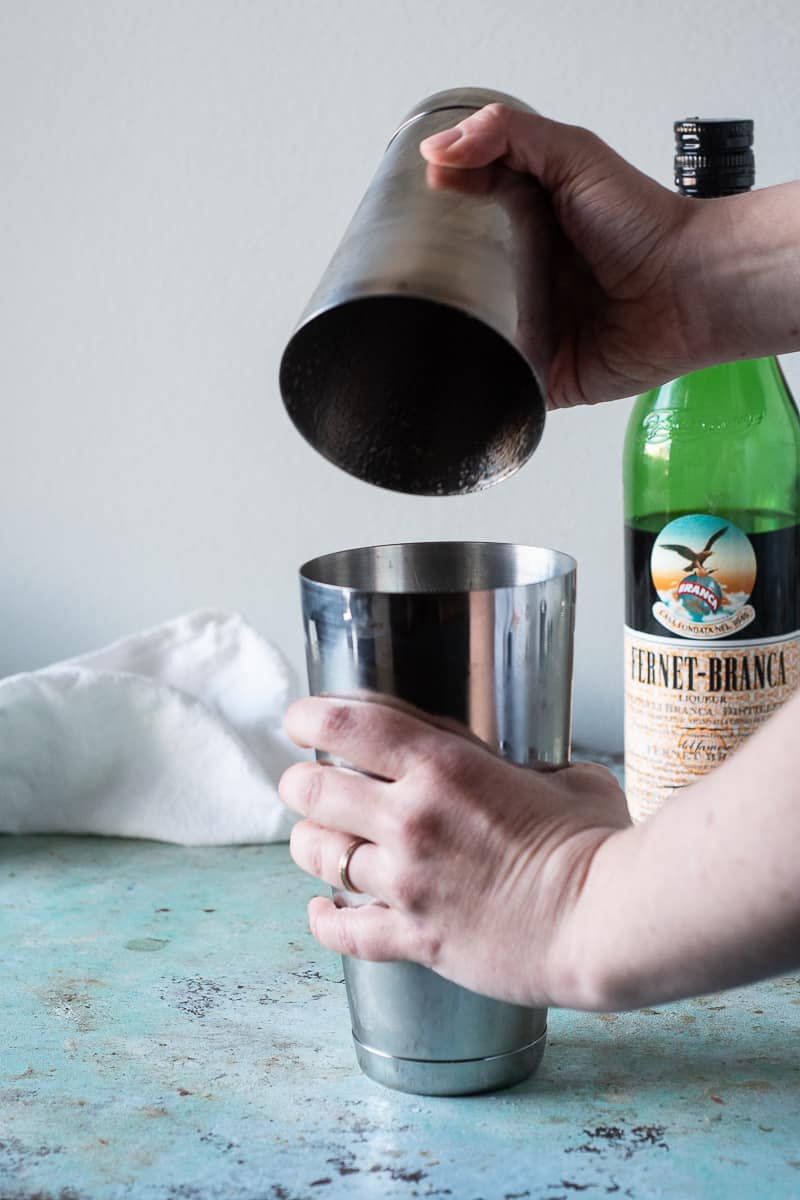 打开鸡尾酒调酒器