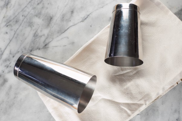 一个波士顿摇壶或一套搅拌罐是摇动饮料必不可少的。#从花到茎的鸡尾酒基础知识|因为美味www.andrewtoms.com