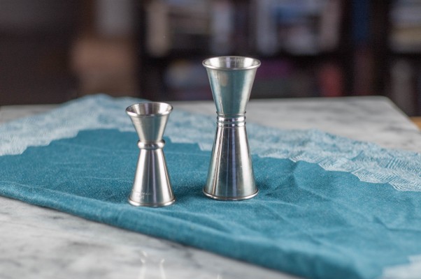 有几个不同的尺寸,最好是1盎司/1.5盎司和0.5盎司/。75盎司是重要的测量饮料。#从花到茎的鸡尾酒基础知识|因为美味www.andrewtoms.com