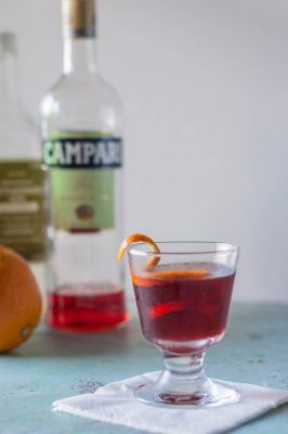 烟熏桶陈年内格罗尼(不需要桶)。经典的内格罗尼鸡尾酒立即与烟熏苹果木在ISI奶油搅拌器。科学!从花到茎|因为美味| www.andrewtoms.com