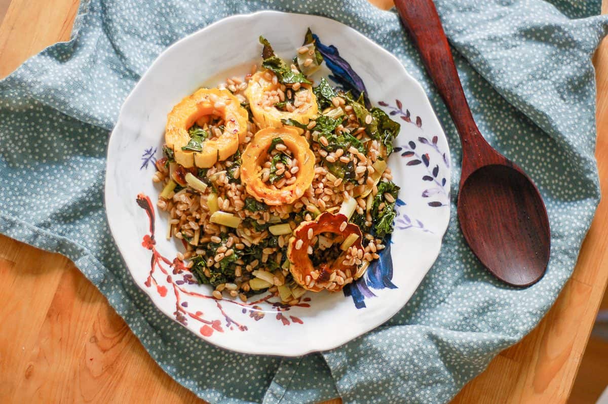 烤的delicata南瓜与farro,韭菜和羽衣甘蓝