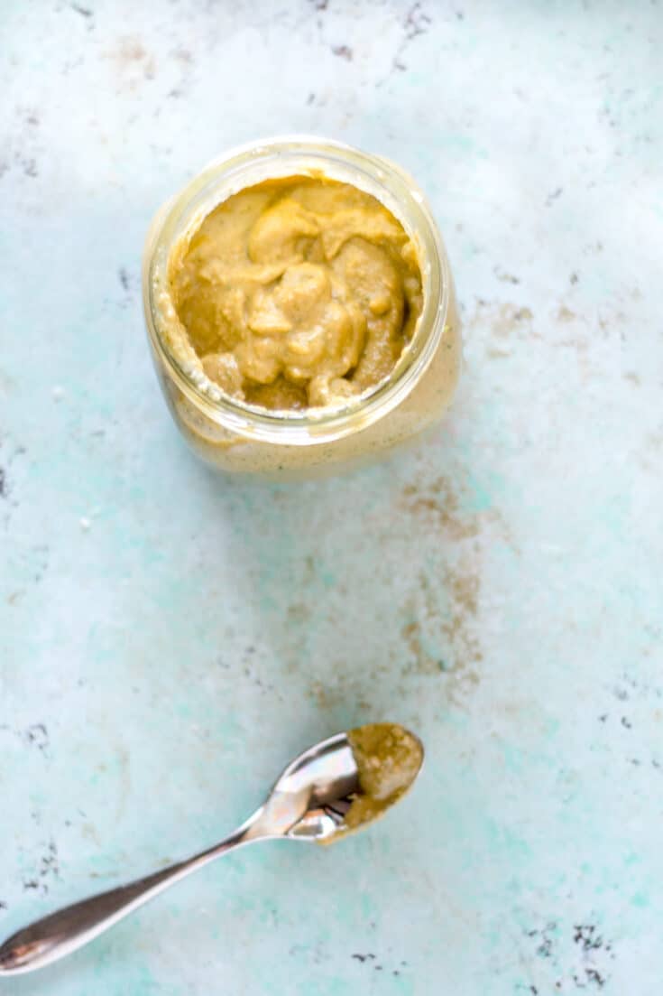 罐子里的蒜味腰果酱,俯视图