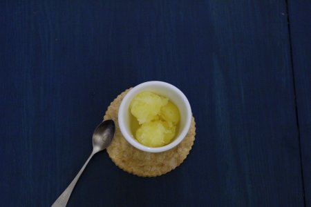 黄色的西瓜冰沙。花到茎| www.andrewtoms.com