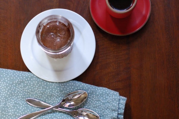 巧克力橄榄油荞麦蛋糕。巧克力蛋糕长大了。从花到茎|因为美味www.andrewtoms.com