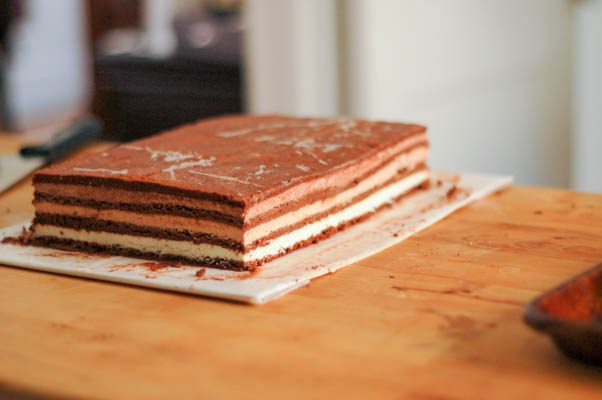 三重巧克力慕斯蛋糕。以太利轻盈，巧克力强烈。需要三天才能制作，但完全值得。从花到茎|因为美味www.andrewtoms.com
