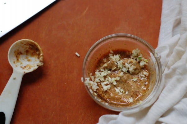 酥脆芥末煎鸡腿。我想要的鸡肉晚餐都有。从花到茎|因为美味www.andrewtoms.com