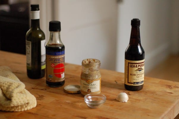 酥脆芥末煎鸡腿。我想要的鸡肉晚餐都有。从花到茎|因为美味www.andrewtoms.com