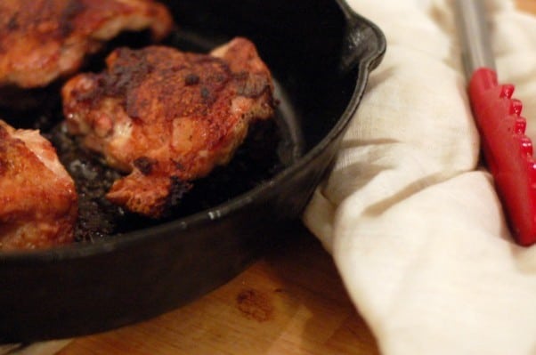 酥脆芥末煎鸡腿。我想要的鸡肉晚餐都有。从花到茎|因为美味www.andrewtoms.com