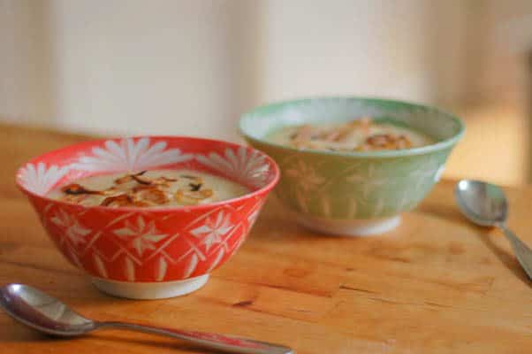 烤花椰菜汤用香醋上釉的青葱。无麸质，素食。从花到茎|因为美味www.andrewtoms.com