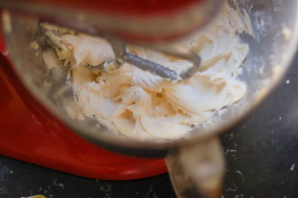 混合器中的奶油黄油和糖