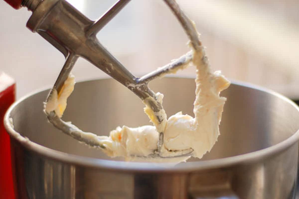 搅拌机桨用黄油和糖