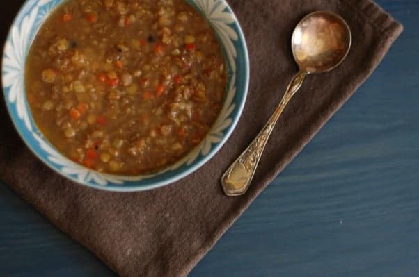 扁豆甜红辣椒汤用小茴香和黑胡椒。不满，但美味。从花到茎|因为美味www.andrewtoms.com