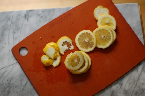芦笋和春天洋葱farro沙拉用快速保存的柠檬香醋。从盛开到茎|因为可口www.andrewtoms.com.