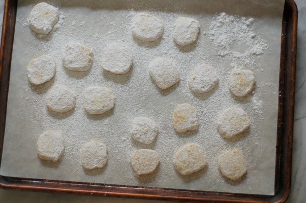 石灰熔融。精致，黄油饼干，有很多石灰风味。从盛开到茎|因为可口www.andrewtoms.com.