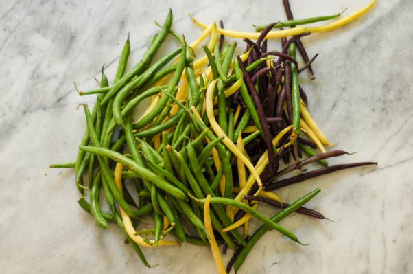 辣夏豆鹰嘴豆沙拉。脆而清淡的沙拉，用黄豆、青豆和鹰嘴豆拌入香醋汁。从花到茎|因为美味www.andrewtoms.com