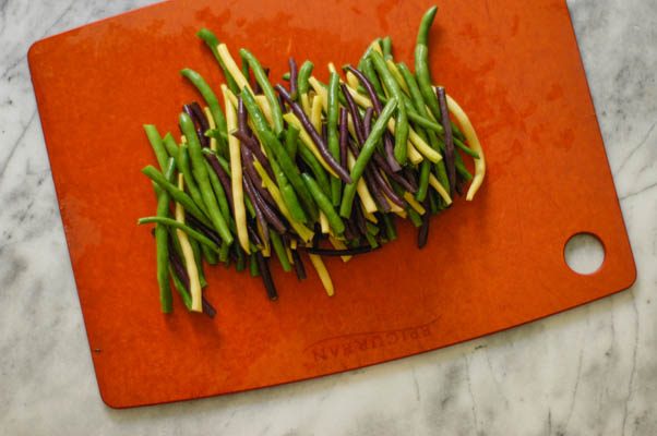 辣夏豆鹰嘴豆沙拉。脆而清淡的沙拉，用黄豆、青豆和鹰嘴豆拌入香醋汁。从花到茎|因为美味www.andrewtoms.com