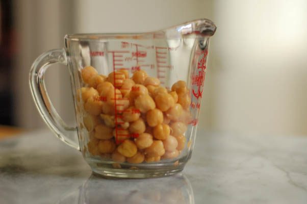 辣夏豆鹰嘴豆沙拉。脆而清淡的沙拉，用黄豆、青豆和鹰嘴豆拌入香醋汁。从花到茎|因为美味www.andrewtoms.com