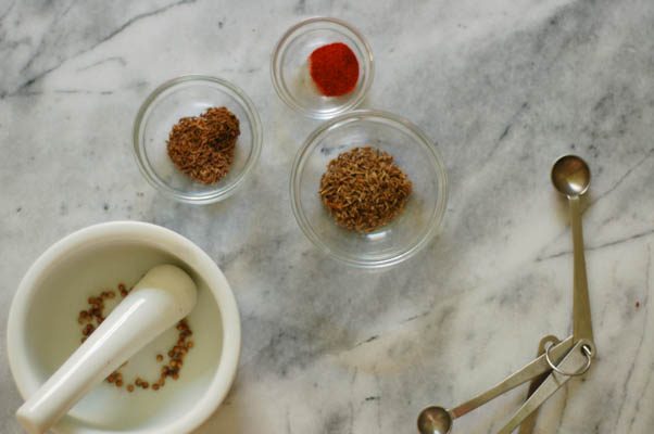 辣夏豆鹰嘴豆沙拉。脆而清淡的沙拉，用黄豆、青豆和鹰嘴豆拌入香醋汁。从花到茎|因为美味www.andrewtoms.com