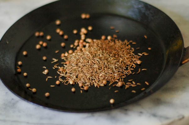 辣夏豆鹰嘴豆沙拉。脆而清淡的沙拉，用黄豆、青豆和鹰嘴豆拌入香醋汁。从花到茎|因为美味www.andrewtoms.com