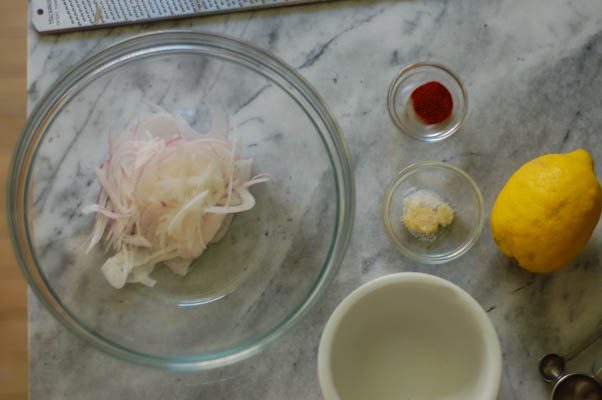 辣夏豆鹰嘴豆沙拉。脆而清淡的沙拉，用黄豆、青豆和鹰嘴豆拌入香醋汁。从花到茎|因为美味www.andrewtoms.com