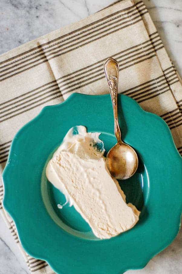 可可Nib Semifreddo。一种简单又优雅的冷冻甜点，类似于冰淇淋，但更滑更轻。很好。像个成年人。从花到茎|因为美味| www.andrewtoms.com
