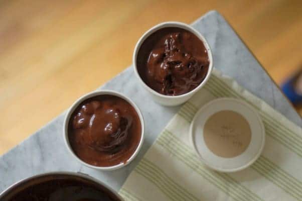薄荷巧克力冰沙。浓郁的巧克力冰沙带有清新的薄荷味。从花到茎|因为美味www.andrewtoms.com