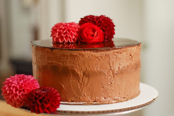 看巧克力慕斯蛋糕的13种方法。从花到茎| www.andrewtoms.com