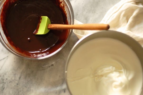看巧克力蛋糕的13种方法。为特殊场合准备的引人注目的蛋糕。从花到茎|因为美味www.andrewtoms.com