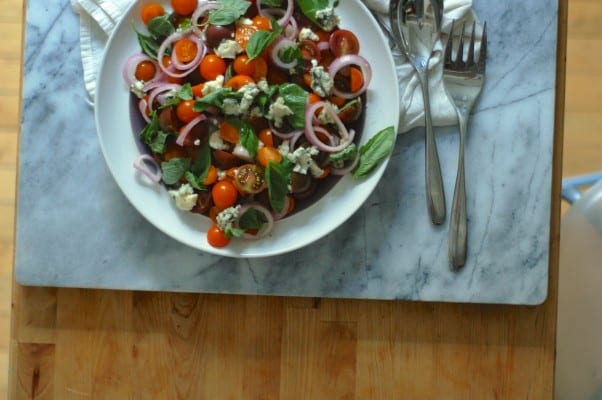 番茄，罗克斯弗和红洋葱沙拉。一只踢球，大味的沙拉来庆祝西红柿。从盛开到茎|因为美味的//www.andrewtoms.com.