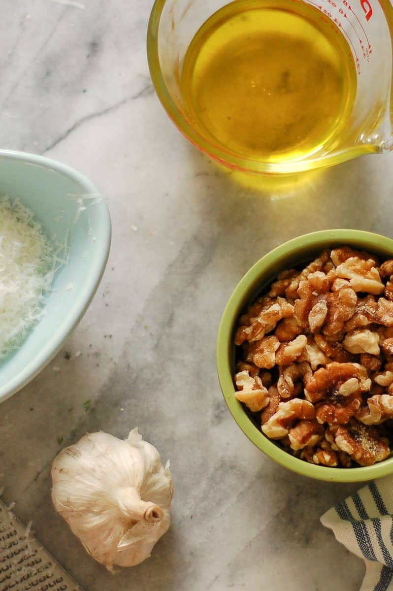 磨碎的羊奶干酪，橄榄油，核桃，大蒜球