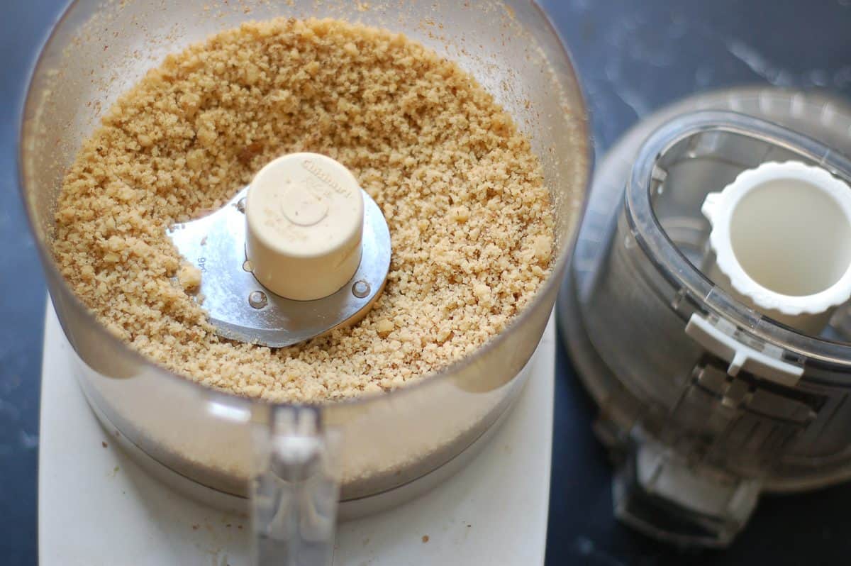 在食品加工机加工后的碎核桃