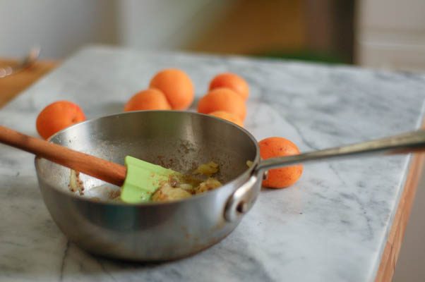 桃杏酪乳扣。一款温馨的甜点，非常适合低调的聚会。从花到茎|因为美味www.flowertostem.net