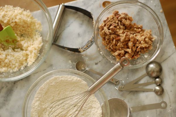 桃杏酪乳扣。一款温馨的甜点，非常适合低调的聚会。从花到茎|因为美味www.flowertostem.net