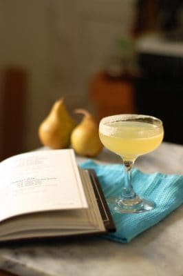 完美的梨鸡尾酒。一个可爱的小酒，为你的秋天幸福时光。从花到茎|因为美味www.andrewtoms.com