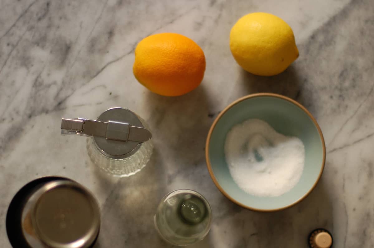 简单的糖浆，橙色，柠檬和碗用糖