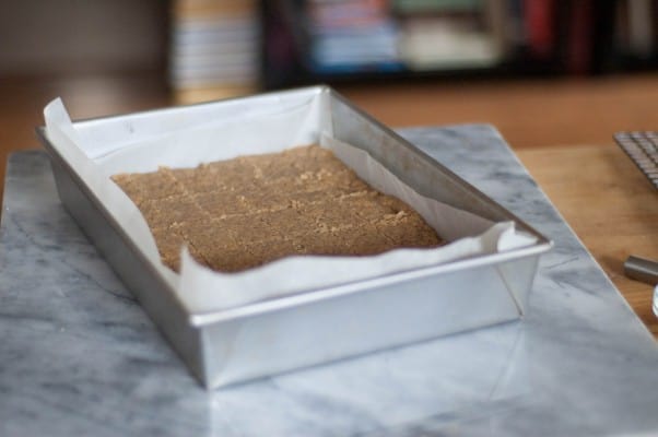 奶油糖果酥饼。精致的奶油咖啡味，覆盖着浓郁的奶油糖果釉。一个简单优雅的假期饼干。从花到茎|因为美味www.andrewtoms.com