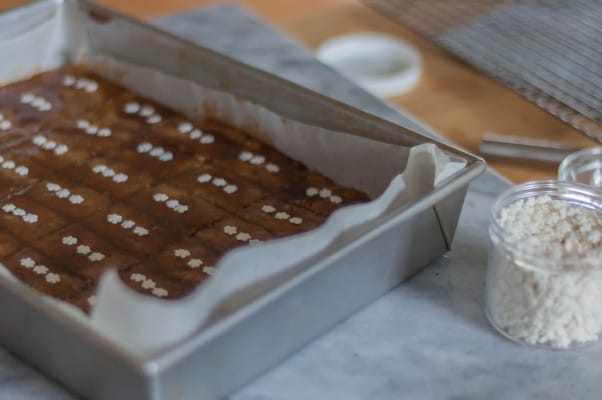 奶油糖果酥饼。精致的奶油咖啡味，覆盖着浓郁的奶油糖果釉。一个简单优雅的假期饼干。从花到茎|因为美味www.andrewtoms.com