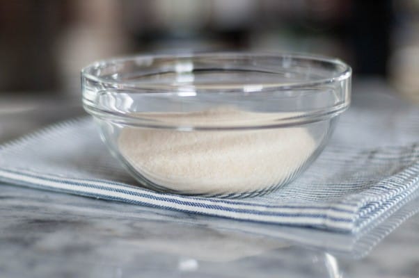 奶油糖果酥饼。精致的奶油咖啡味，覆盖着浓郁的奶油糖果釉。一个简单优雅的假期饼干。从花到茎|因为美味www.andrewtoms.com