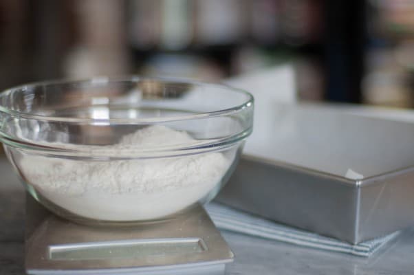 奶油糖果酥饼。精致的奶油咖啡味，覆盖着浓郁的奶油糖果釉。一个简单优雅的假期饼干。从花到茎|因为美味www.andrewtoms.com