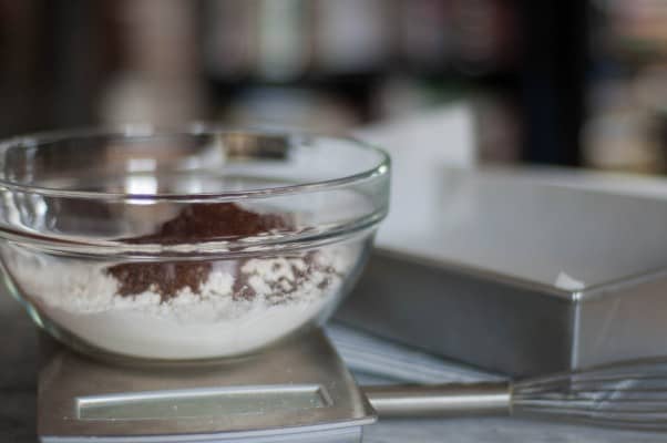 奶油糖果酥饼。精致的奶油咖啡味，覆盖着浓郁的奶油糖果釉。一个简单优雅的假期饼干。从花到茎|因为美味www.andrewtoms.com