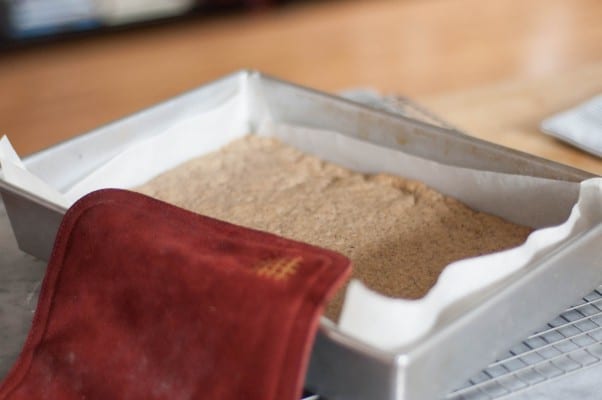 奶油糖果酥饼。精致的奶油咖啡味，覆盖着浓郁的奶油糖果釉。一个简单优雅的假期饼干。从花到茎|因为美味www.andrewtoms.com