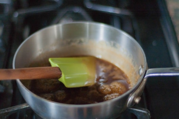 奶油糖果酥饼。精致的奶油咖啡味，覆盖着浓郁的奶油糖果釉。一个简单优雅的假期饼干。从花到茎|因为美味www.andrewtoms.com