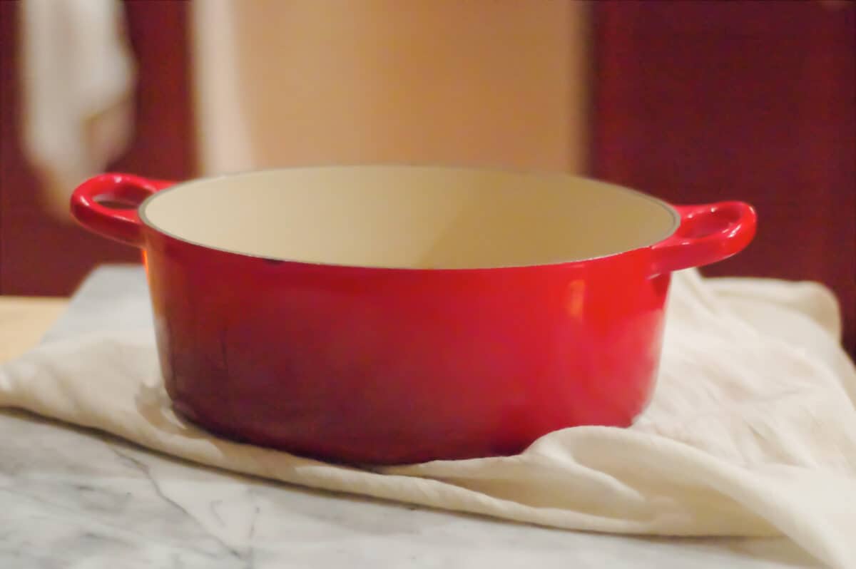 厨房毛巾上的荷兰红烤箱